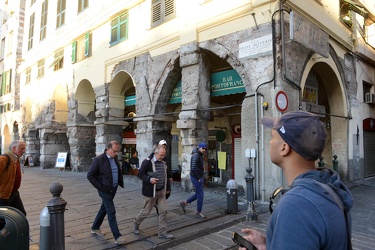 Genova, piazza Raibetta - via Frate Oliverio, davanti allo stori