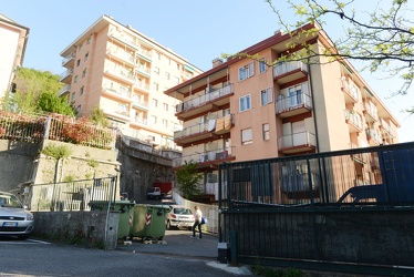 Genova, Via Stefanina Moro - cancello causa incidente a passante