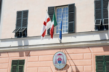 Genova - sopra la Curia esposte le tre bandiere di San Giorgio, 