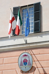 Genova - sopra la Curia esposte le tre bandiere di San Giorgio, 
