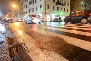 Genova, via Torti - tapulli asfalto dopo problemi cantiere strad