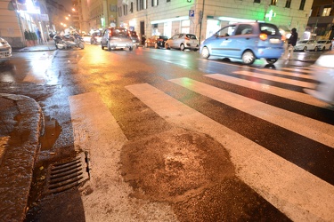 Genova, via Torti - tapulli asfalto dopo problemi cantiere strad