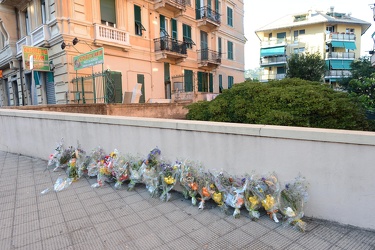 Genova - via Sturla - fiori sul luogo della tragedia