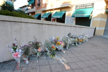 Genova - via Sturla - fiori sul luogo della tragedia