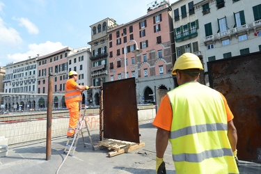Genova, piazza Caricamento - iniziata la rimozione dei vecchi ba