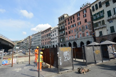 Genova, piazza Caricamento - iniziata la rimozione dei vecchi ba