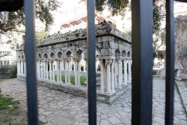 Genova - zona porta Soprana - la casa di Colombo protetta da una
