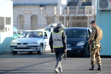 Genova, terminal Traghetti - controlli anti terrorismo in banchi