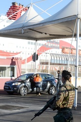 Genova, terminal Traghetti - controlli anti terrorismo in banchi