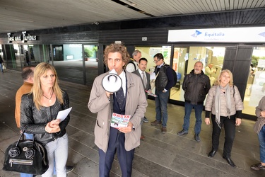 Genova - raccolta firme davanti a sede Equitalia