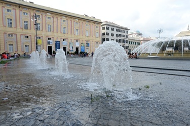 Genova, fontana di Piazza De Ferrari - attivate per prova le fon