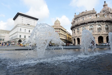 Genova, fontana di Piazza De Ferrari - attivate per prova le fon