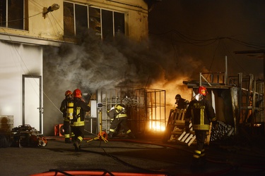 Genova, Lungobisagno Istria - vasto incendio in un capannone - i