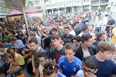 Genova, piazza Piccapietra - folla per la partita dell'Italia ag