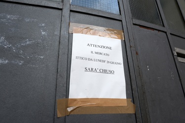 Genova, piazza cavour - i cartelli annunciano la chiusura del me