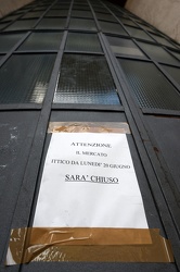 Genova, piazza cavour - i cartelli annunciano la chiusura del me