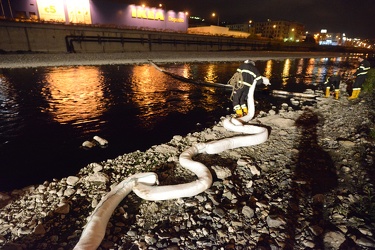 Genova, torrente Polcevera - perdita di petrolio nel torrente