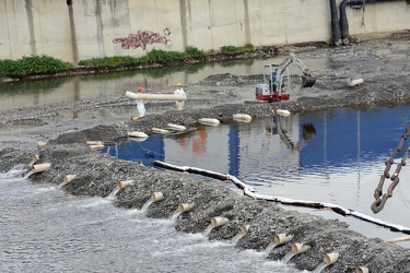 Genova, torrente Polcevera - sversamento di petrolio nel torrent