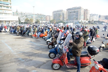 Genova - raduno vespa contro ordinanza anti inquinamento
