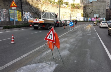 Genova, via cantore - perdita olio sulla carreggiata