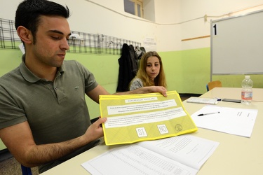 Genova - seggi aperti per votare al referendum contro le trivell