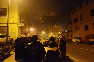 Genova - incendio sera da Via Del Commercio