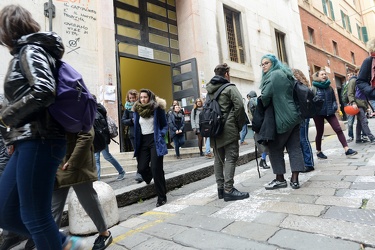 Genova - la moda dei ragazzi all'uscita delle scuole