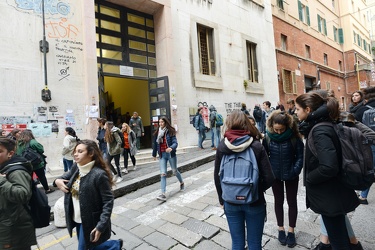 Genova - la moda dei ragazzi all'uscita delle scuole
