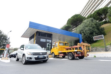 Genova, questione parcheggi ospedale San Martino - carro attrezz
