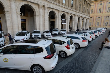 Genova, piazza De Ferrari - manifestazione presidio blocco taxis