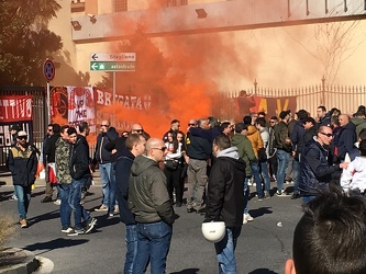 Genova - la protesta dei tifosi genoani davanti allo stadio