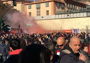Genova - la protesta dei tifosi genoani davanti allo stadio