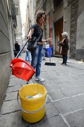 Genova - centro storico, vico spinola - pulizie nel vicolo da pa