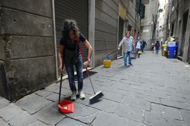 Genova - centro storico, vico spinola - pulizie nel vicolo da pa