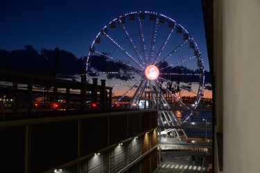Genova, porto antico - la ruota panoramica con illuminazione nat