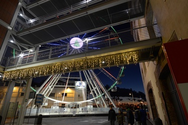 Genova, porto antico - la ruota panoramica con illuminazione nat
