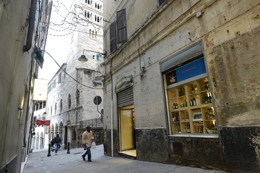 Genova, centro storico - negozi all'angolo, market fine via Pre 