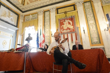 Genova, palazzo Tursi - donazione mandolini e spartiti al Liceo 