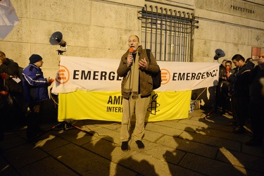 Genova, prefettura - fiaccolata emergency e amnesty internationa