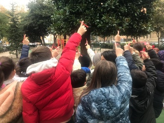 Genova, piazza Palermo - flash mob bambni contro violenza sulle 