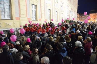Genova, piazza de Ferrari - flash mob contro violenza sulle donn