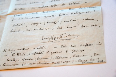 Genova - Giacomo Costa Ardissone mostra due lettere scritte da E