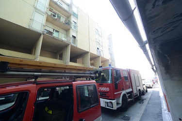 Genova - Incinta, si barrica in casa alle Lavatrici di Pra e min
