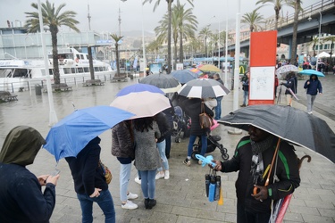 Genova - weekend di Pasqua, turisti sotto la pioggia, numerosi n