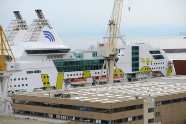 Genova, cantieri Mariotti - nave GNV con logo Vasco