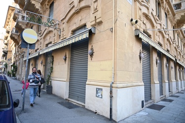 Genova, via Cesarea - il caffe Balilla chiuso con saracinesche a