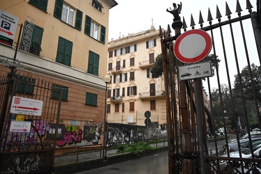 Genova, zona via galata - cartelli davanti scuole licei Cassini 
