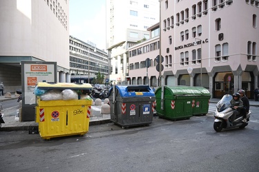 Genova, accesso parcheggio piccapietra - cassonetti spazzatura i