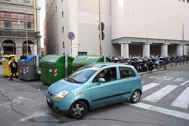 Genova, accesso parcheggio piccapietra - cassonetti spazzatura i