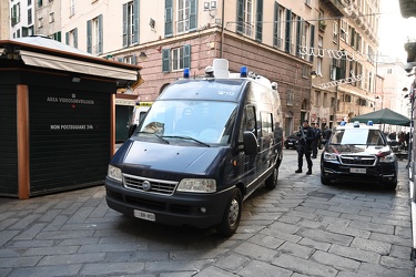 Genova, piazza Banchi - controlli dei carabinieri nei vicoli del